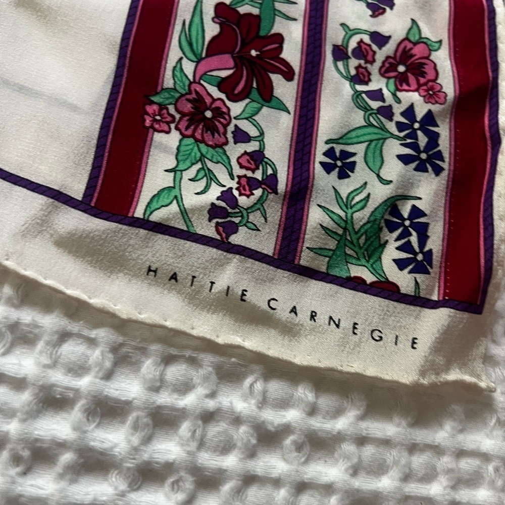 Gorgeous Vintage Hattie Carnegie Oblong White Green Purple and Burgundy Scarf - Picture 10 of 10